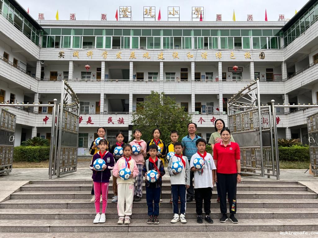 助力校园足球梦：宣传统战部党支部向梅州市大埔县光德镇澄坑小学捐赠一批足球（图文）